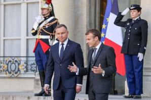 [VIDEO] Prezydent RP z wizytą roboczą w Paryżu. Prezydenci omówili m.in. akcję hybrydową Łukaszenki przeciwko wschodniej granicy Unii i kwestię Ukrainy