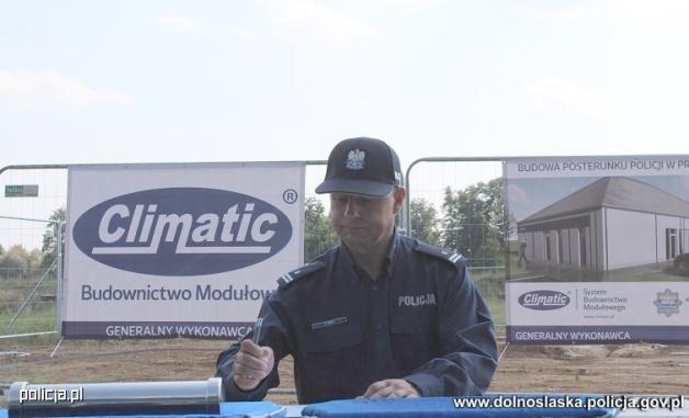 [VIDEO] Pierwsza w polsce budowa modułowa jednostki policji w prochowicach
